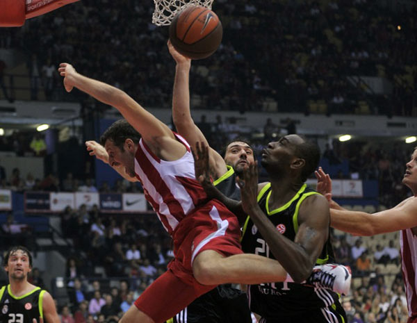 萨拉赫无缘利物浦欧冠名单，斯洛特称俱乐部必须作出回应；此前萨拉赫因未首发炮轰球队（萨拉赫落选利物浦欧冠名单，斯洛特称俱乐部须作出回应；其此前因未获首发曾公开抨击球队）