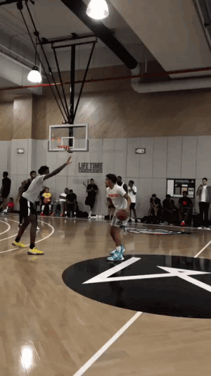 不差钱，阿联酋足协提供5架专机拉球迷去客场看世预赛（豪气出手！阿联酋足协派出5架专机送球迷赴客场看世预赛）