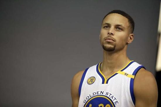 超高人气，一印度女球迷接机时手举标语：梅西，拯救印度足球（人气爆棚！印度女球迷机场举牌：梅西，请救救印度足球）