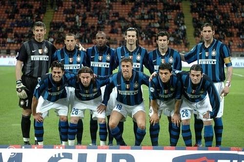 套娃，久保建英坐在涩谷的大久保建英像下握着一个小久保建英（久保建英坐在涩谷自己的巨型雕像下，手握迷你版的自己）