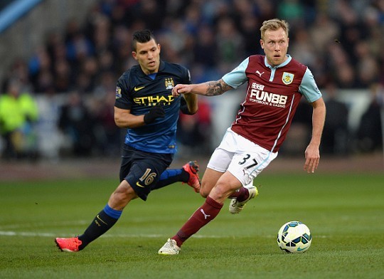 湖人官宣：里夫斯复出第2场左小腿酸痛退赛 三巨头合计缺席29场（湖人官方通报：里夫斯复出次战左小腿酸痛提前退场，三巨头总计缺席29场）