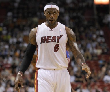 CBA：新疆队再下一城 客场击败青岛（CBA：新疆客场力克青岛 再添一胜）