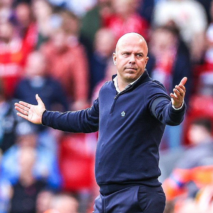 德媒：由于手指受伤，诺伊尔近两场都佩戴特制的四指手套参赛（德媒：手指受伤，诺伊尔已连续两场戴特制四指手套出战）