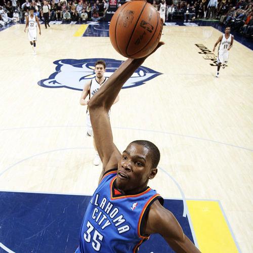 欧冠进球榜更新：莱万连续破门,（欧冠射手榜刷新：莱万连场建功）