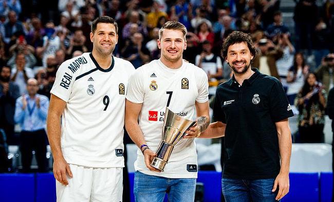 科尔：圣诞大战球馆都洋溢着节日氛围，你会不由自主思念家人（科尔：圣诞大战赛场充满节日气息，让人不由自主想念家人）