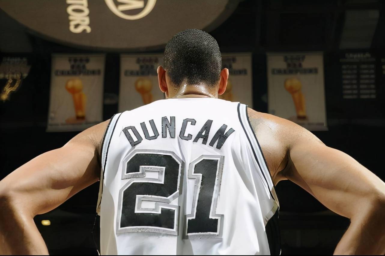 威少展现惊人手感，连续三分球如雨点般落下（威少手感火热，三分球接连命中如雨）