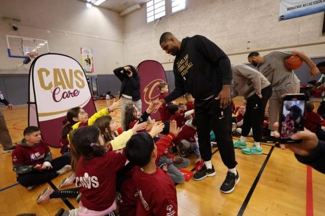 唐斯将50万美元奖金捐给他创立的基金会，用以资助儿童（唐斯捐出50万美元奖金至其创办的基金会，用于儿童援助）