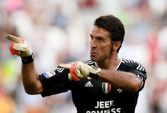 足球国足争议判罚引专家讨论（国足争议判罚引发专家热议）